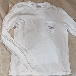white vineyard vine tshirt with pocket on front